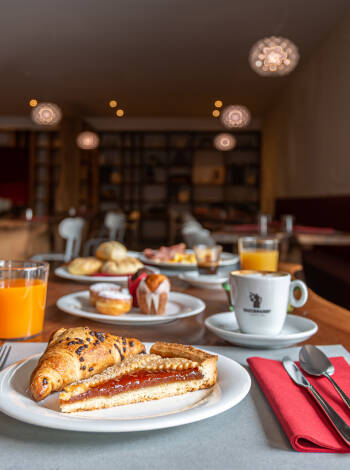 Du får en riklig, välsmakande och varierad frukostbuffé.