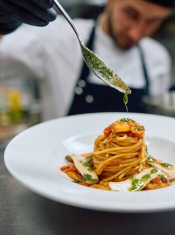 Du kan boka ett paket som inkluderar en välsmakande middag på den närliggande restaurangen Trevissa.