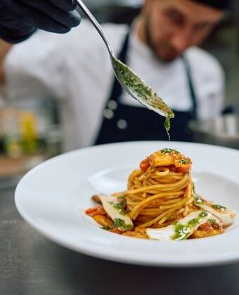 Sie können ein Paket buchen, das ein leckeres Abendessen im nahe gelegenen Restaurant Trevissa beinhaltet.