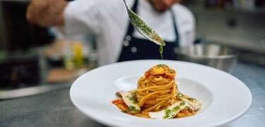 Du kan bestille en pakke som inkluderer en velsmakende middag på den nærliggende Trevissa Restaurant.