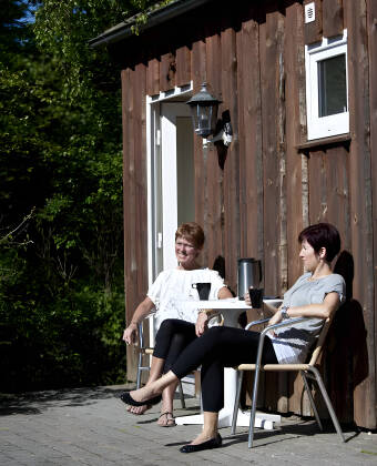 I vil hurtigt føle Jer hjemme på de hyggelige værelser indrettet i hytter