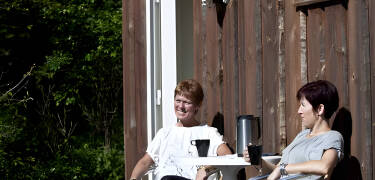 Dere vil føle dere hjemme på de hyggelige rommene som ligger i hytter.