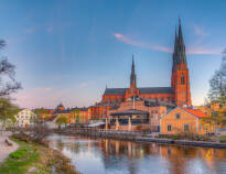 Uppsala är en livlig universitetsstad där rik historia möter modern livsstil. Här finns mycket att upptäcka, från den historiska Domkyrkan till livliga barer.
