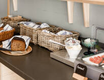 Börja dagen på Duvan Hotell med en härlig frukostbuffé med hembakat bröd, marmelader och granola, för att ge dig energi på morgonen.