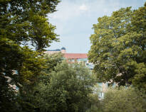 Duvan Hotell kombinerar urban bekvämlighet och naturskönhet i centrum av Uppsala, med en trevlig grön innergård.
