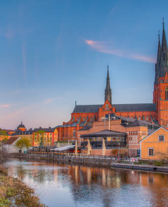 Uppsala er et pulserende reisemål der rik historie møter moderne livsstil, og byr på et mangfold av attraksjoner, fra historiske katedraler til livlige barer.