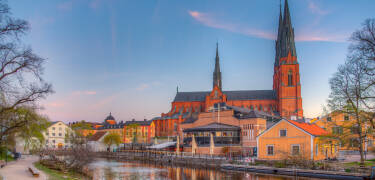 Uppsala är en livlig universitetsstad där rik historia möter modern livsstil. Här finns mycket att upptäcka, från den historiska Domkyrkan till livliga barer.