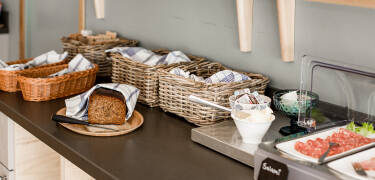 Börja dagen på Duvan Hotell med en härlig frukostbuffé med hembakat bröd, marmelader och granola, för att ge dig energi på morgonen.