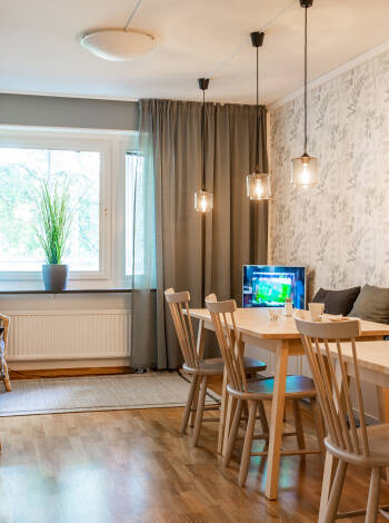 Duvan Hotells mysiga vardagsrum är en bekväm plats där du kan koppla av, titta på TV eller umgås.