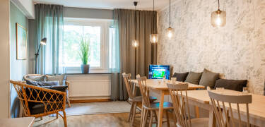 I den koselige stuen kan du slappe av, se på TV eller være sosial under oppholdet.