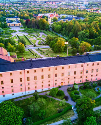 Duvan Hotell ligger bare en kort spasertur unna, og det historiske Uppsala slott er lett tilgjengelig.