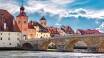 Spazieren Sie am Donauufer entlang zur nahe gelegenen historischen Steinernen Brücke.