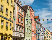 Erkunden Sie die Regensburger Altstadt mit ihren charmanten Gassen, bunten Häusern und kunsthandwerklichen Geschäften.