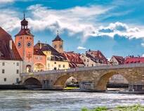 Utforska området kring Donau, närliggande stränder och den historiska stenbron.