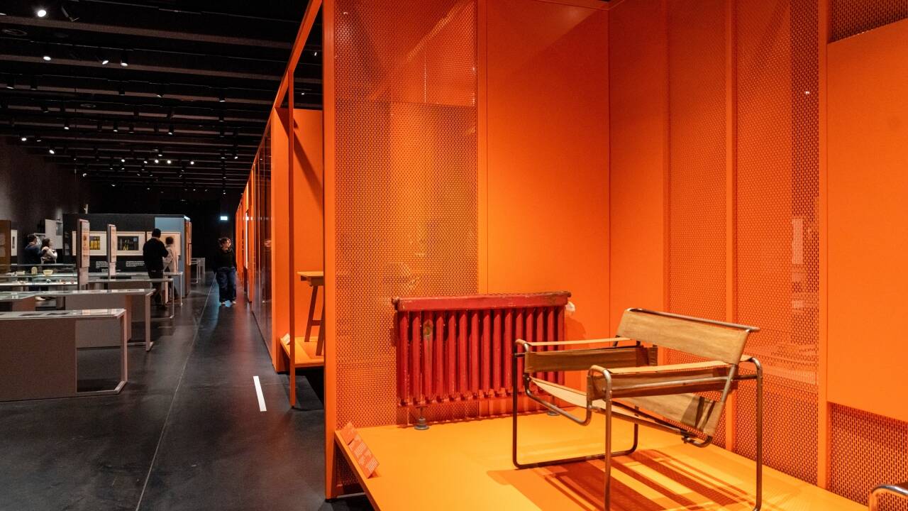 Das Bauhaus Dessau direkt nebenan entdecken – ein Wahrzeichen des modernen Designs.