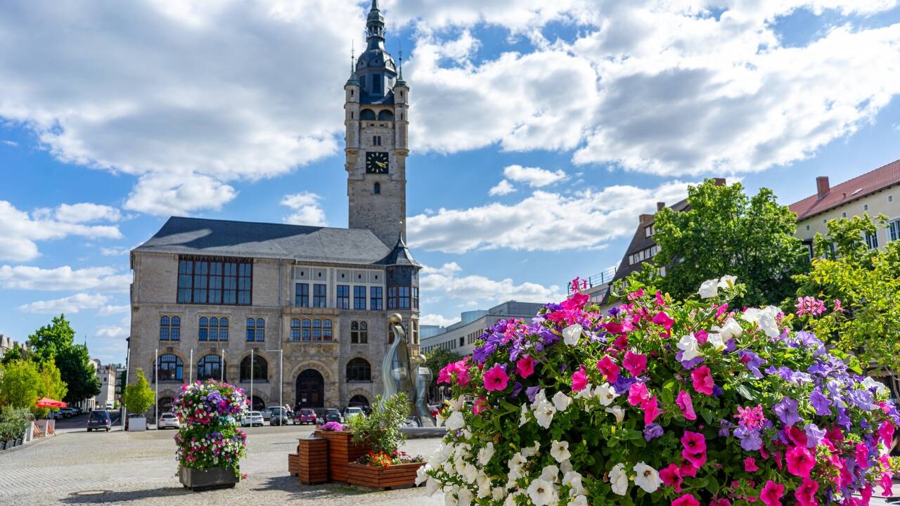 Profitieren Sie von der Top-Lage nahe Fußgängerzone, Marienkirche und Anhaltischem Theater.