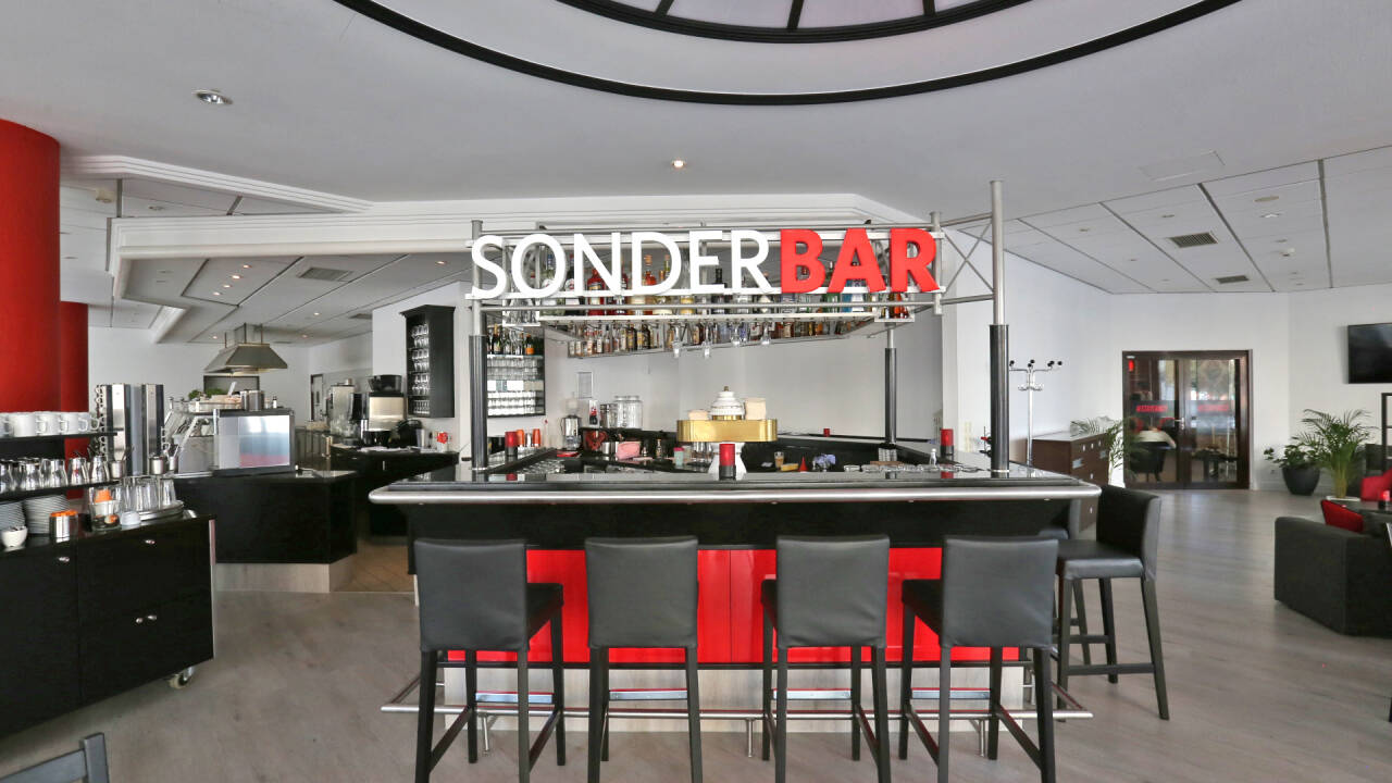 Slap af med drinks og snacks i den hyggelige hotelbar.