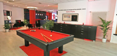 Tag et uformelt spil pool i den hyggelige hotellobby.