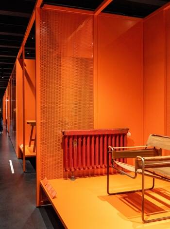 Das Bauhaus Dessau direkt nebenan entdecken – ein Wahrzeichen des modernen Designs.