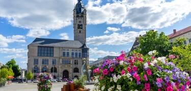 Benefit from a prime spot near the pedestrian zone, Marien Church, and the Anhaltinisches Theater.