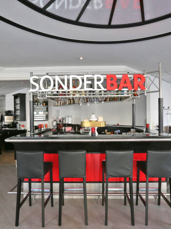 Slap af med drinks og snacks i den hyggelige hotelbar.