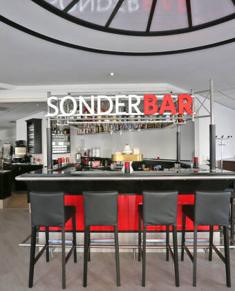 Slapp av med drikke og snacks i den koselige hotellbaren.
