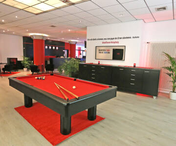 Spielen Sie eine lockere Runde Billard in der einladenden Hotellobby.
