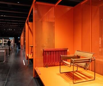 Bauhaus Dessau ligger rett ved siden av – et landemerke for moderne design.