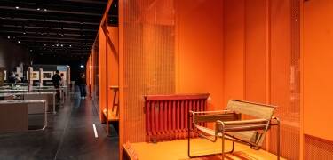 Das Bauhaus Dessau direkt nebenan entdecken – ein Wahrzeichen des modernen Designs.