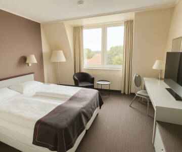 Bo i moderna, minimalistiska rum med fri minibar och snabbt WiFi.