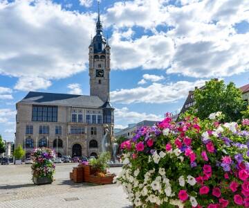 Profitieren Sie von der Top-Lage nahe Fußgängerzone, Marienkirche und Anhaltischem Theater.