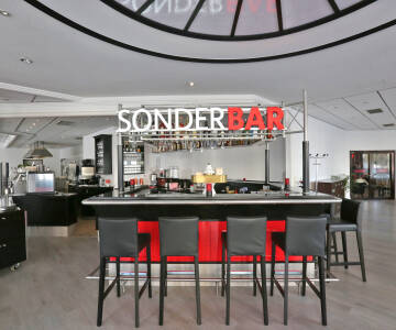 Lassen Sie den Tag mit Drinks und Snacks in der gemütlichen Hotelbar ausklingen.