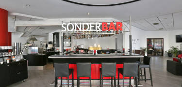 Slap af med drinks og snacks i den hyggelige hotelbar.