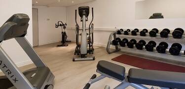 Erholen Sie sich im Wellnessbereich mit Sauna, Fitnessraum und entspannenden Spa-Zonen.