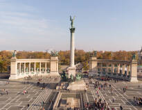 Helteplassen er en av de viktigste plassene i Budapest. Her ligger kunstmuseet og kunstpalasset.