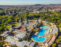Széchenyi Baths and Pool er et af de bedste og største spabade i Europa med sine 15 indendørs bade og 3 store udendørs pools.