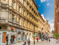 Besök Váci utca - huvudgatan för fotgängare och kanske den mest berömda gatan i centrala Budapest. Här finns många restauranger och butiker.