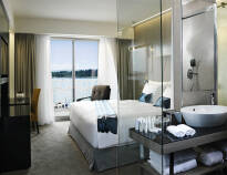 Bo i elegant designede værelser med moderne bekvemmeligheder, aircondition, gratis Wi-Fi og egen balkon .