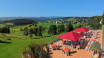 På sommaren kan du njuta av dina måltider på den soliga terrassen med en hisnande utsikt över Schwarzwald.