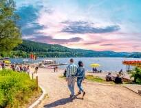 Sjön Titisee, som bara ligger ett stenkast bort, är ett av de mest populära utflyktsmålen i Schwarzwald.