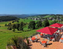 På sommaren kan du njuta av dina måltider på den soliga terrassen med en hisnande utsikt över Schwarzwald.