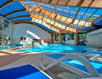 Hotellets Aqua Center välkomnar sina gäster med pooler och bubbelpool.
