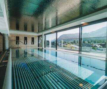 Das Hotel bietet ein großzügiges 2.500 m² Panorama-Spa über vier Etagen.