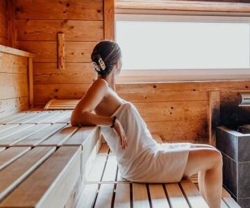 Pure Entspannung in der Saunawelt! Finnische Sauna, Biosauna, Dampfbad und Infrarotkabinen stehen zur Verfügung.