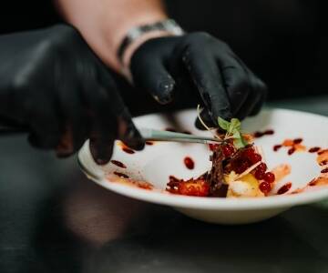 Freuen Sie sich auf vielfältige Frühstücke, 5-Gänge-Abendmenüs, süße und herzhafte Snacks sowie Erfrischungen – alles im Preis inbegriffen.
