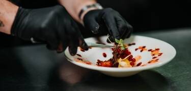 Freuen Sie sich auf vielfältige Frühstücke, 5-Gänge-Abendmenüs, süße und herzhafte Snacks sowie Erfrischungen – alles im Preis inbegriffen.