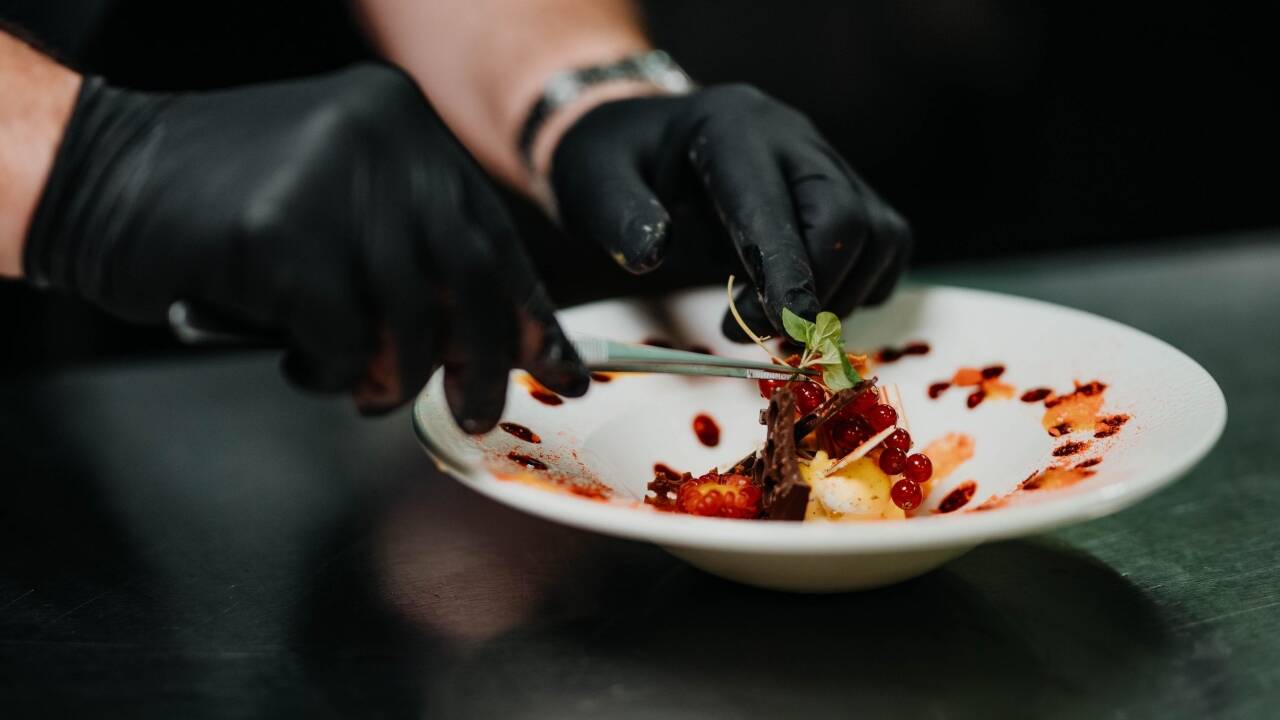 Njut av varierade frukostar, 5-rätters middagar, söta och salta snacks samt förfriskningar – allt ingår i paketet.