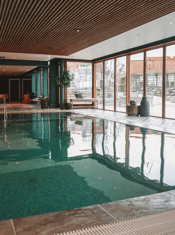 Smögens Hafvsbad bietet eine große Auswahl an Wellnessangeboten, darunter einen Swimmingpool, einen Whirlpool und Spa-Behandlungen.