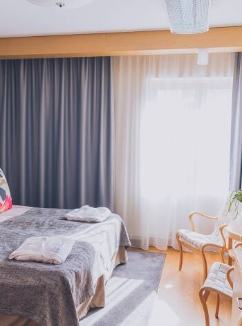 Das Hotel verfügt über moderne und helle Zimmer