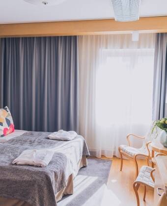Et av hotellets dobbeltrom. Alle rommene er inndredet i elegant skandinavisk design.